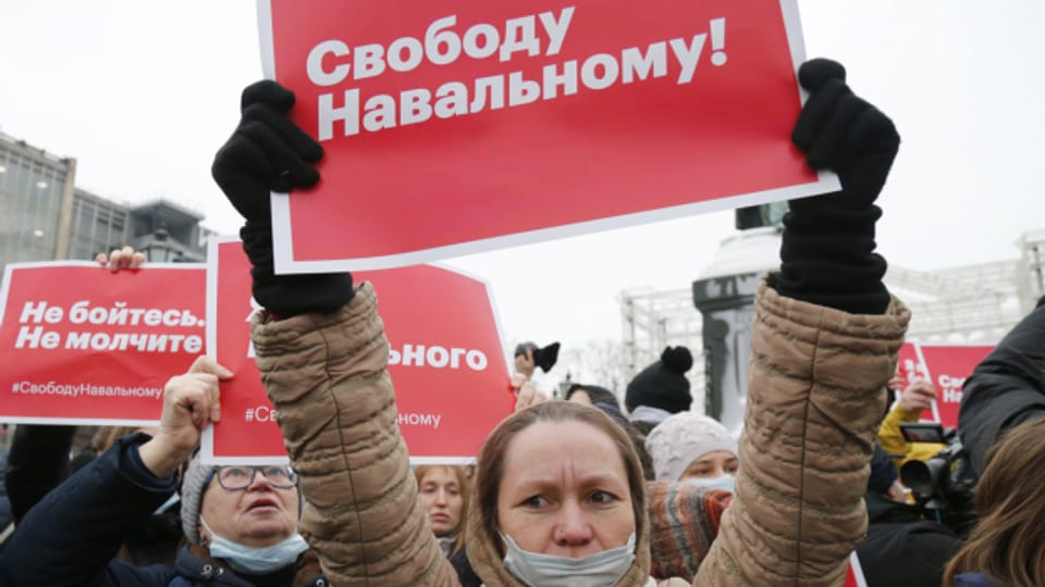 An einer unbewilligten Demonstration in Moskau am 23. Januar 2021 werden Schilder hochgehalten mit der Aufschrift «Hab keine Angst, sei nicht stumm».