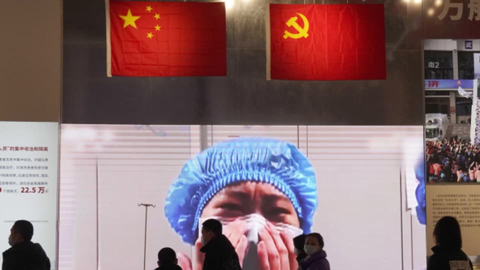 Besucher an einer Ausstellung über den Kampf gegen das Coronavirus in Wuhan, ein Jahr nachdem die Stadt in den Lockdown ging.