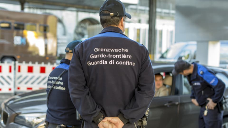 Mitglied der Grenzwache an der Grenze Schweiz-Italien (Symbolbild).