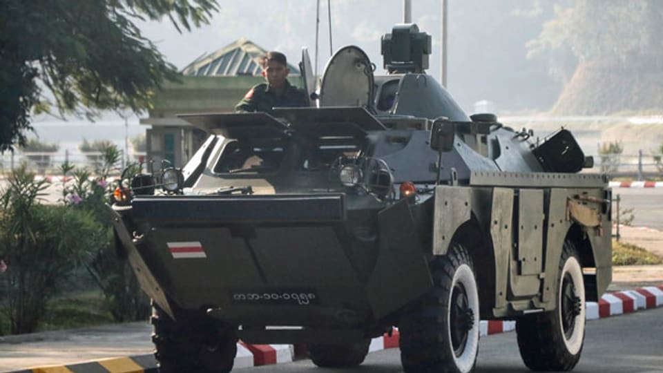 Myanmars Militär auf dem Weg zum Kongressgelände in Naypyitaw, Myanmar.