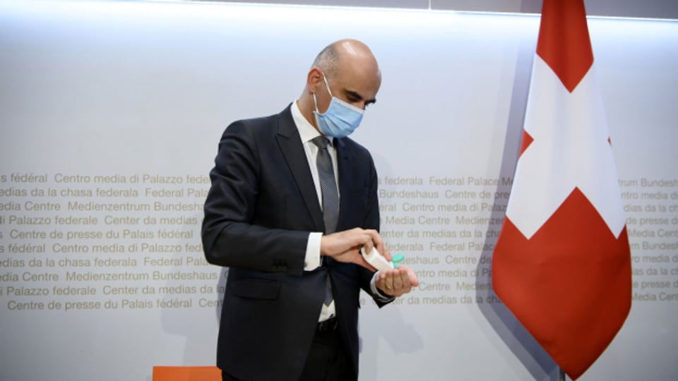 Bundesrat Alain Berset desinfiziert seine Hände nach einer Medienkonferenz zum aktuellen Stand der Coronapandemie, am Mittwoch, 3. Februar 2021, im Medienzentrum Bundeshaus in Bern.
