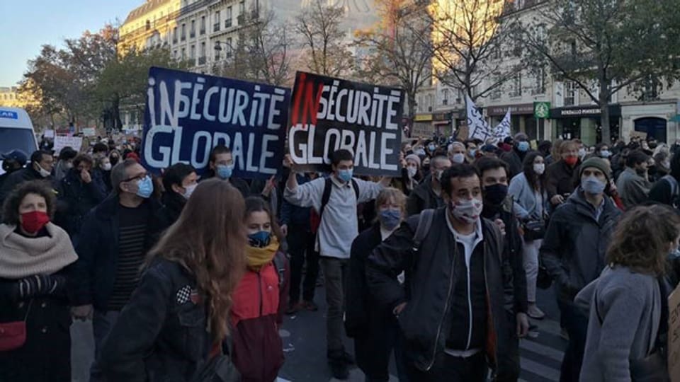 Demonstration gegen Polizeigewalt auf der Place de la République in Paris.