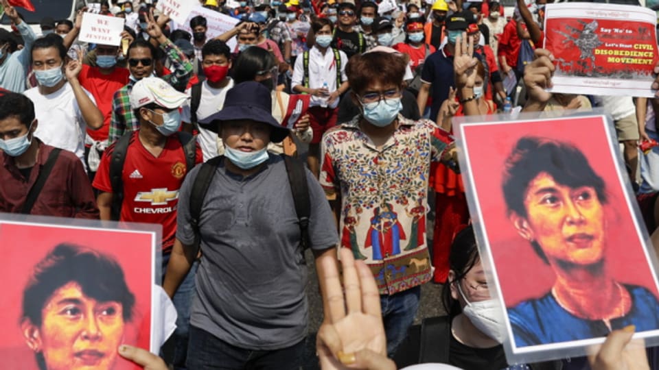 Burma: Massenproteste gegen die Putschisten