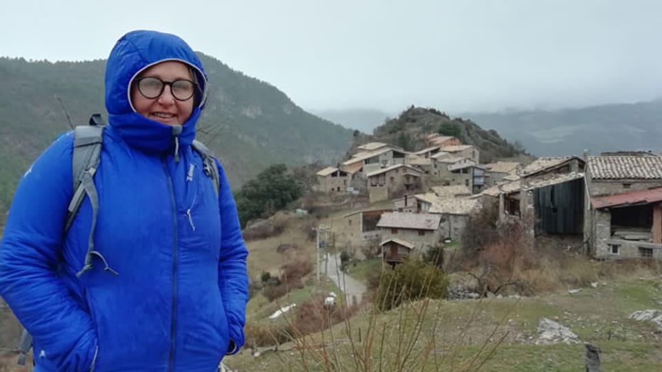 Imma Ferrer vor dem Dorf Ossera in Katalonien, Spanien.