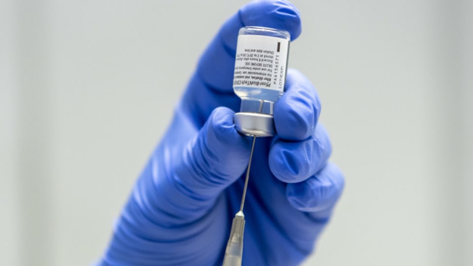 Ein Impfstoff gegen das Coronavirus wird im Impfzentrum in Basel vorbereitet, im Februar 2021.