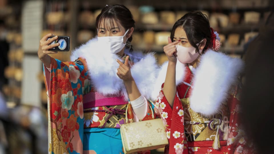 Junge Japanerinnen bei einem Shinto-Schrein.