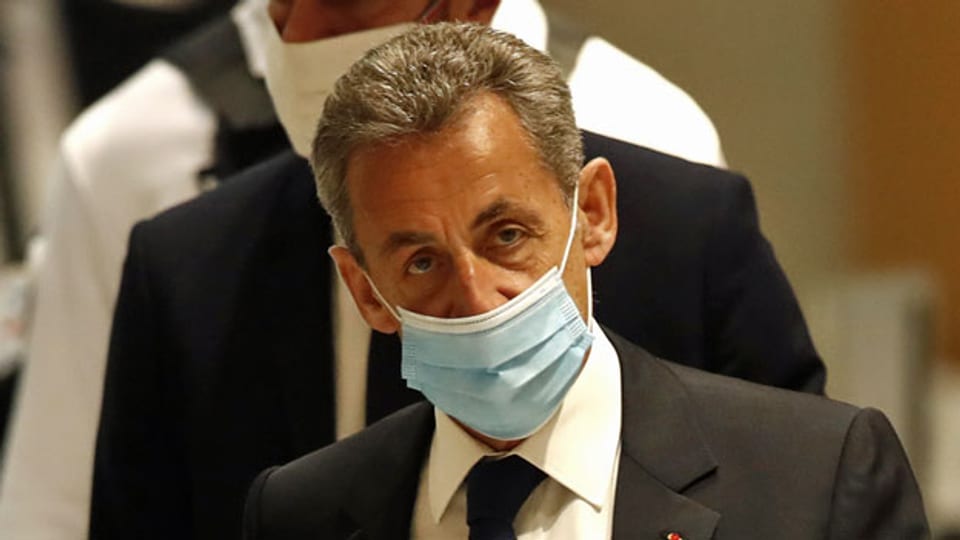 Der ehemalige französische Präsident Nicolas Sarkozy verlässt den Gerichtssaal in Paris.