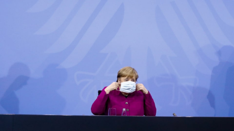 Angela Merkel nach der Pressekonferenz in der Nacht auf den 4. März.