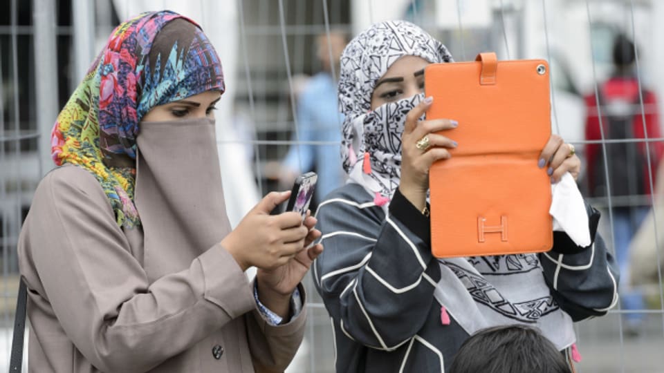 In Zukunft ist diese Kopfbekleidung, wie sie zwei Frauen in Genf tragen, verboten.