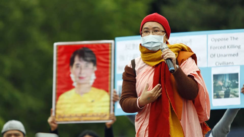 Ein Mönch gedenkt der Todesopfer der militärischen Razzien in Myanmar und aus protestiert gegen die andauernden Tötungen und den Putsch in Burma.