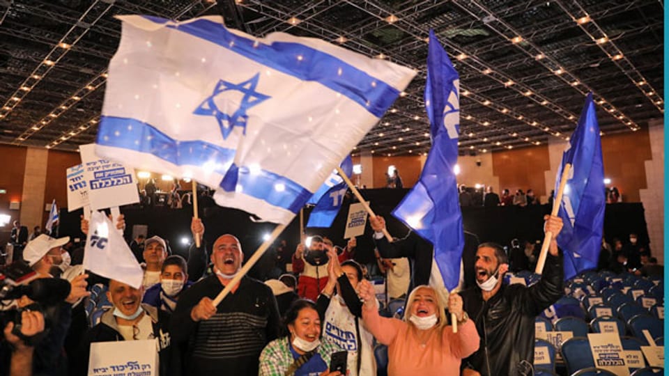 Anhänger und Anhängerinnen der Likud-Partei freuen sich über die ersten Ergebnisse der Parlamentswahlen in Israel.