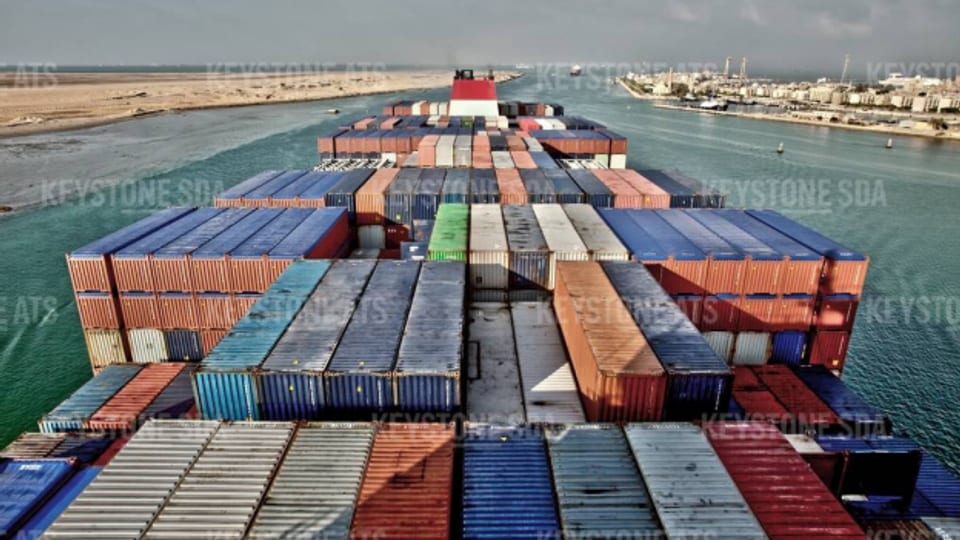 Blick von einem Containerschiff Richtung Suezkanal.