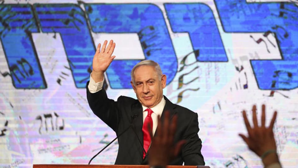 Premierminister Benjamin Netanjahu winkt seinen Anhängern nach Ergebnissen für die israelischen Parlamentswahlen in der Zentrale seiner Likud-Partei in Jerusalem zu.