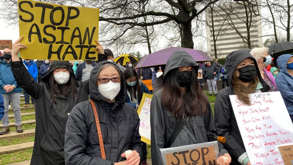Asiatinnen demonstrieren in den USA gegen rassistische Übergriffe.