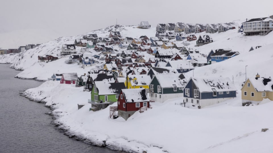 Das Bild zeigt einige Häuser in Nuuk, der verschneiten Hauptstadt Grönlands