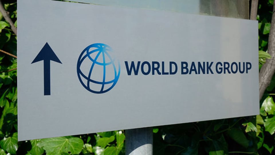 Ein Wegweiser zeigt den Weg zur World Bank Group.