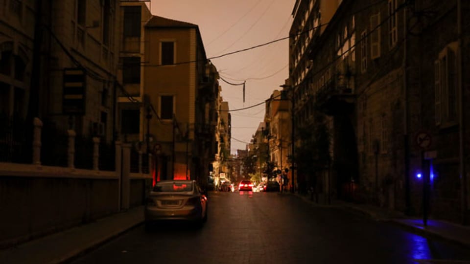 Blick auf eine dunkle Strasse während eines Stromausfalls in Beirut.