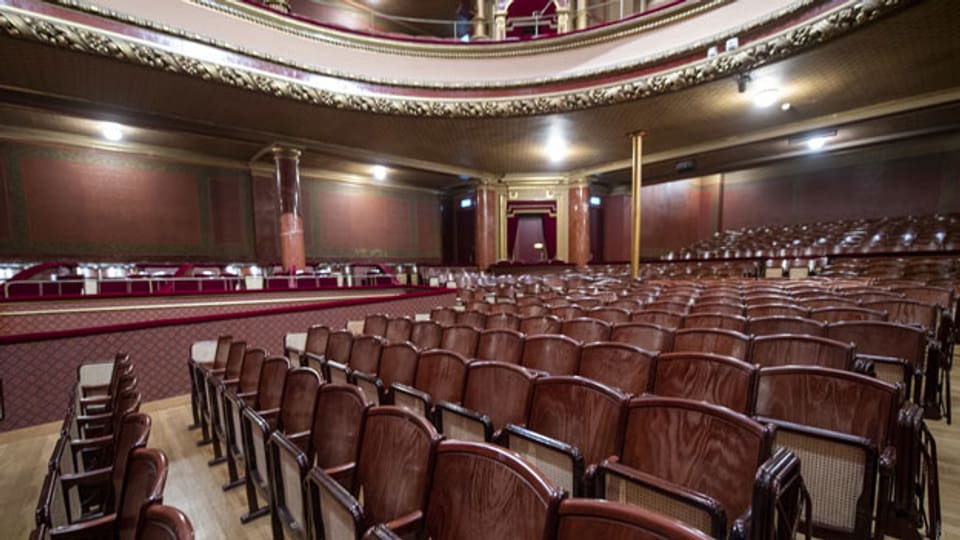 Konkret erhalten die Kulturschaffenden eine Entschädigung für Veranstaltungen, die ausgefallen sind. Bild: Der leere Konzertsaal der Victoria Hall in Genf.