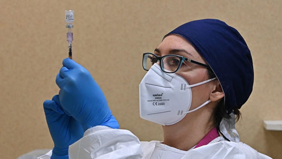 Eine Mitarbeiterin des Gesundheitswesens bereitet eine Spritze vor -  mit dem Covid-19-Impfstoff  im Molinette-Krankenhaus in Turin, Italien, am 31. März 2021.