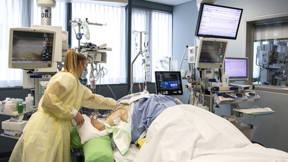 Sowohl das Gesundheitssystem als auch die Politik hätten angemessen und schnell auf die Krise reagiert. Bild: Eine Pflegefachfrau im Inselspital in Bern kümmert sich um einen Covid-Patienten.