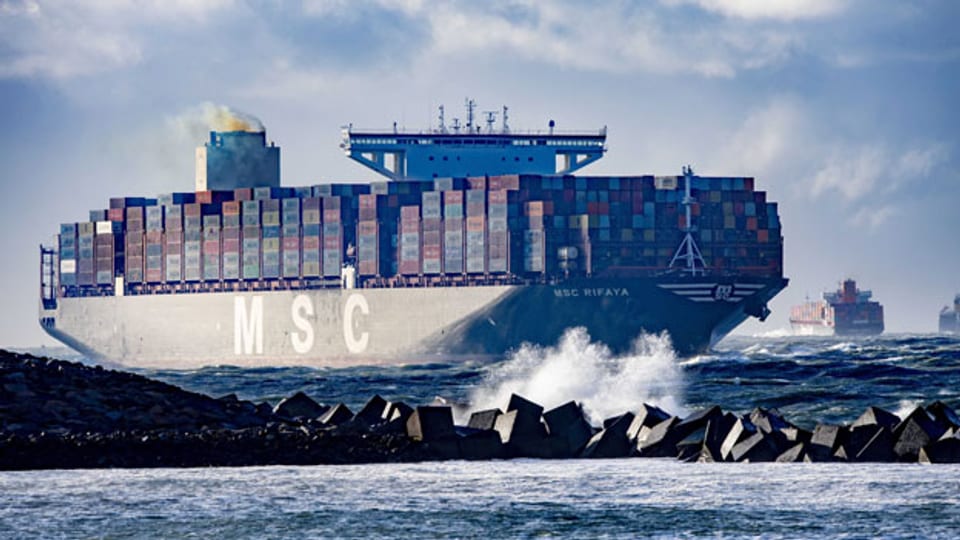 Die MSC Rifaya läuft am 7. April 2021 in den Hafen von Rotterdam, Niederlande, ein. Das Containerschiff ist das erste Schiff aus dem Suezkanal, das in Rotterdam einläuft, seit der Kanal durch die «Ever Given» tagelang blockiert war, was zu einem Stau für hunderte von Schiffen führte.