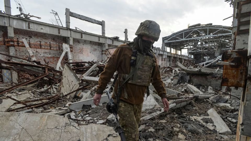 Ein Angehöriger der ukrainischen Streitkräfte in der Nähe von Kampfpositionen an der Trennlinie zu prorussischen Rebellen ausserhalb von Donezk, Ukraine, am 11. April 2021.