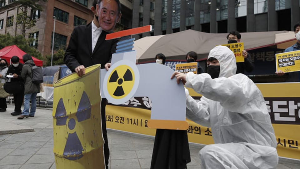 Ein Umweltaktivist protestiert, dass Japans Regierung Mengen an aufbereitetem radioaktivem Wasser aus dem havarierten Atomkraftwerk Fukushima in den Pazifik leiten will.
