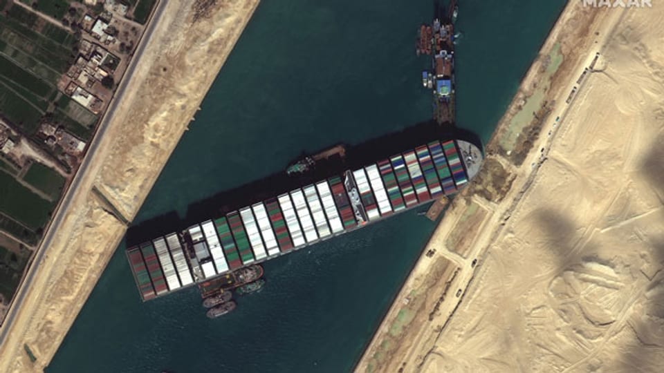 Ein Containerschiff versperrt die Durchfahrt durch den Suezkanal.