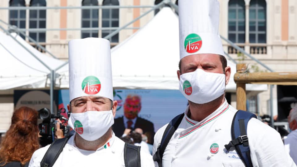 Gastronomen protestieren auf der Piazza San Silvestro in Rom gegen die Schliessung ihrer Geschäfte wegen der Covid-19-Pandemie.