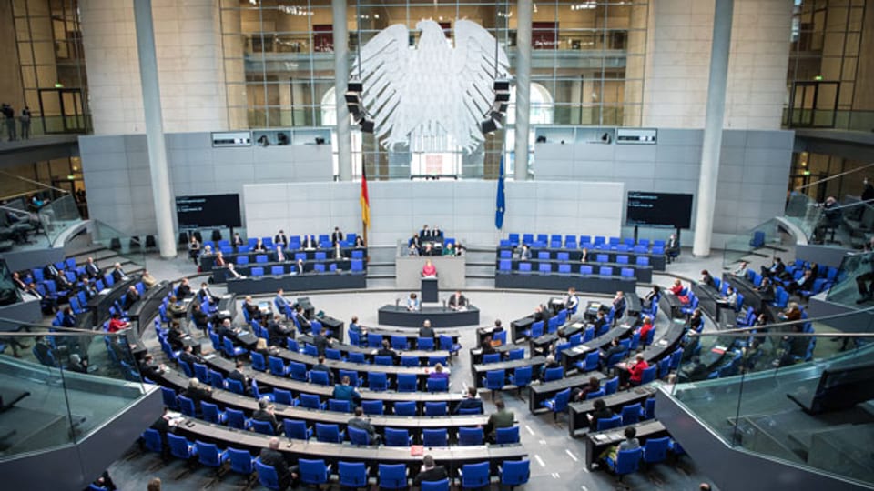 Der deutsche Bundestag debattiert über eine Verschärfung des Infektionsschutz-Gesetzes.