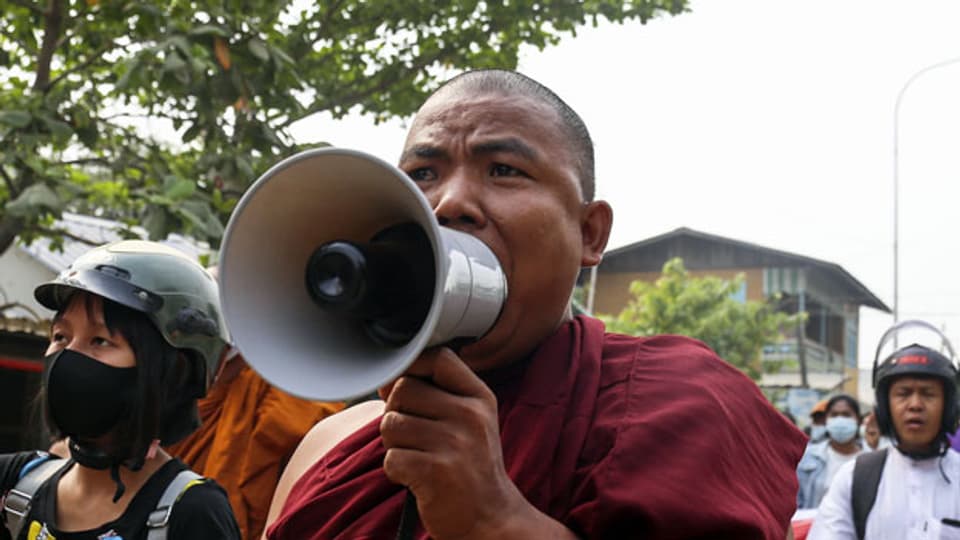 Ein Mönch an einem Protest gegen den Militärputsch in Mandalay.