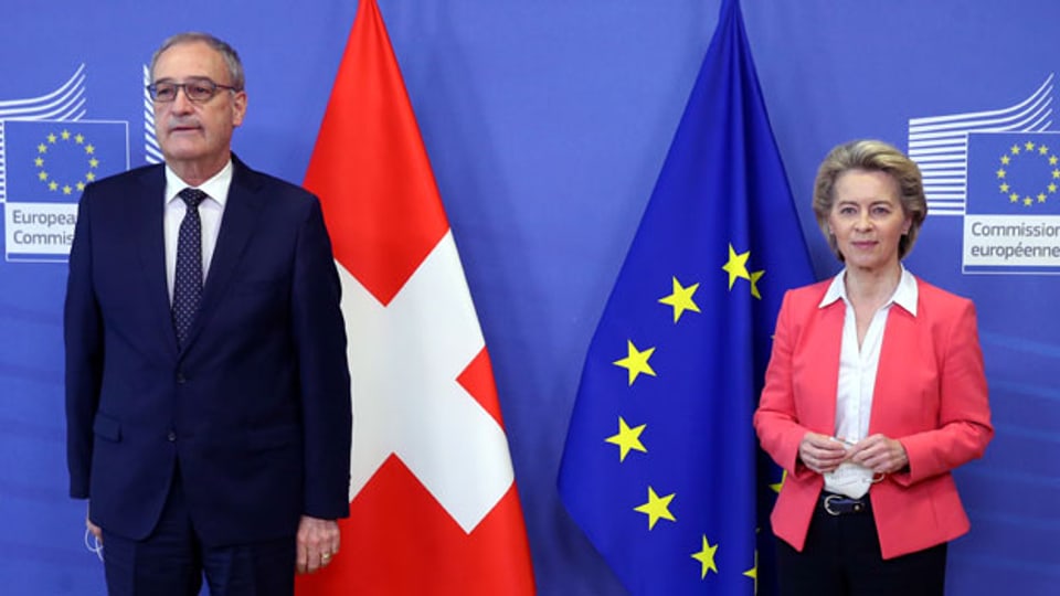 EU-Kommissionspräsidentin Ursula von der Leyen (rechts) und der Schweizer Bundespräsident Guy Parmelin am Treffen in Brüssel, Belgien, am 23. April 2021.