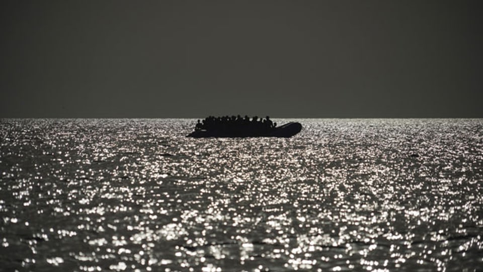 Ein überfülltes Gummiboot im Mittelmeer. Symbolbild.