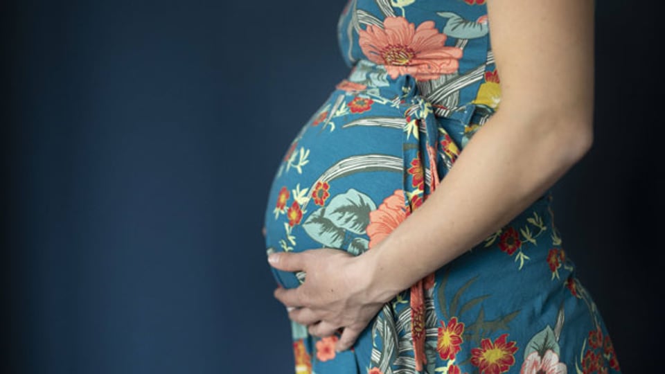 Eine junge schwangere Frau. Symboldbild.