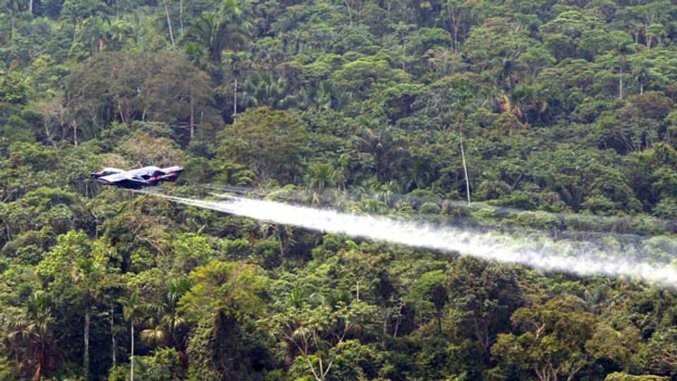 Ein Flugzeug der Nationalen Polizei sprüht Herbizide über ein Koka-Feld in Orito, Bundesstaat Putumayo, Kolumbien.