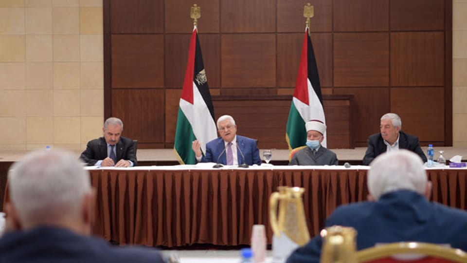 Der palästinensische Präsidenten Mahmoud Abbas (Mitte) an der Spitze eines Treffens der palästinensischen Führung in der Westbank-Stadt Ramallah, 29. April 2021.