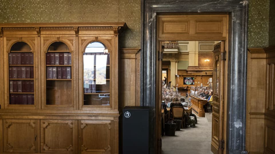 Blick vom Vorzimmer in den Saal, an der Sondersession des Nationalrats, am Freitag, 30. Oktober 2020 in Bern.