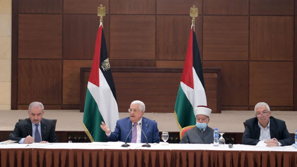Palästinenserpräsident Mahmoud Abbas (2.v.l.) spricht während eines Führungstreffens der Palästinensischen Befreiungsorganisation (PLO) in der Westjordanland-Stadt Ramallah, am 29. April 2021. Abbas bekräftigte am Donnerstagabend, dass ohne Ost-Jerusalem keine Wahlen abgehalten werden können.