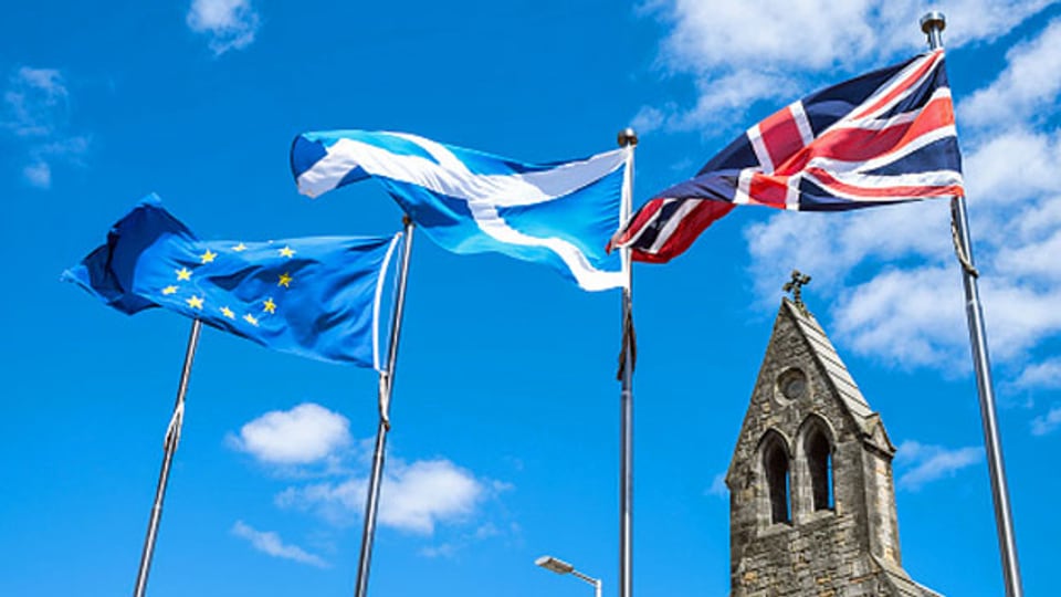 Flaggen der European Union, Schottland und Großbritannien.