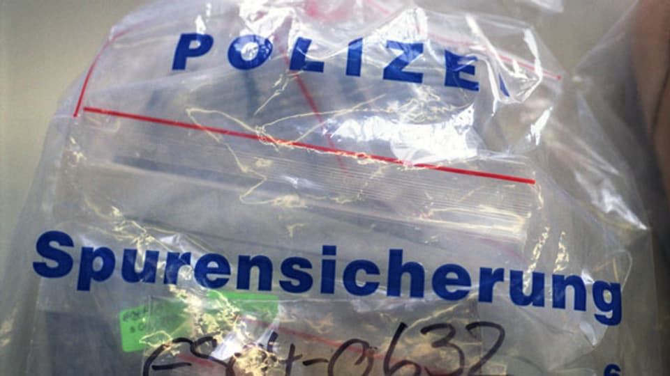 In einem Plastiksack der Polizei befinden sich Beweisstücke eines Verbrechens, aus denen in der Forensischen Genetik am Institut für Rechtsmedizin der Universität Zürich DNA-Proben gewonnen werden.