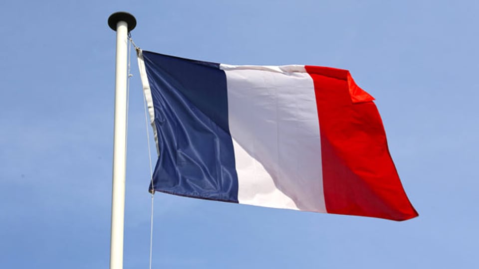 Französische Nationalfahne vor blauem Himmel. Symbolbild.
