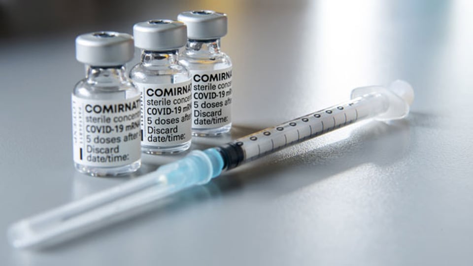 Fläschchen mit Impfstoff gegen Corona von Pfizer-BioNTech.