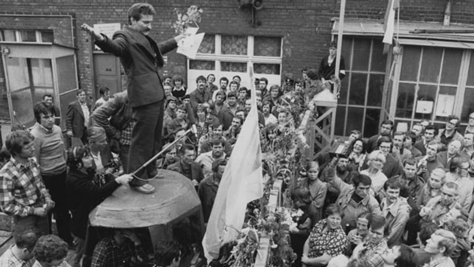 Am 26. August 1980 steht Lech Walesa auf einem behelfsmassigen Podium, während er zu streikenden Arbeitern auf der Lenin-Werft in Danzig, Polen, spricht.