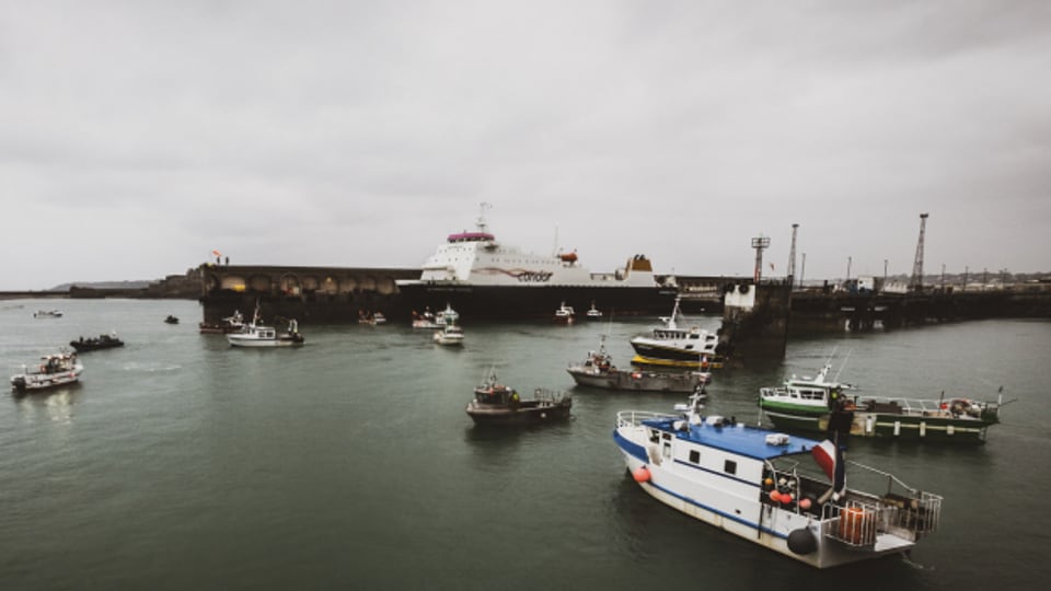Französische Fischerboote blockieren den Hafen St. Helier in Jersey am Donnerstag, 6. Mai 2021.