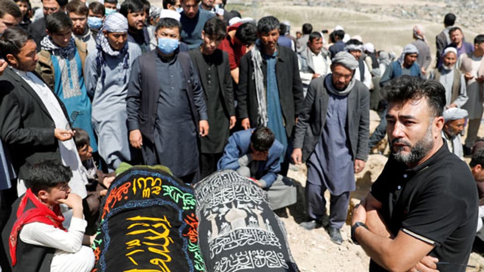 Beerdigung nach der Explosion in Kabul.