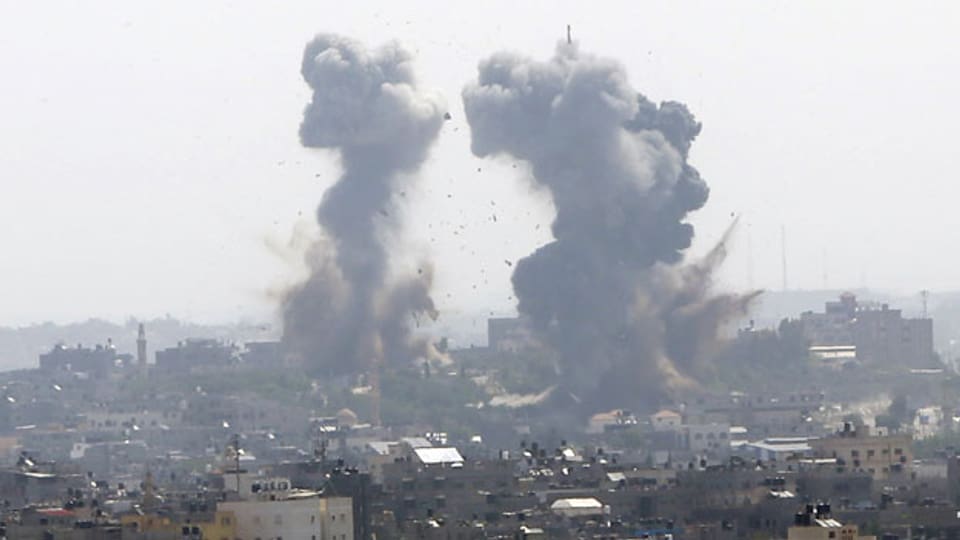 Rauch steigt auf in Gaza City nach einem Angriff von israelischen Streitkräften am 11. Mai 2021.
