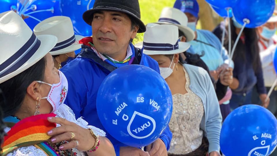 Yaku Pérez, Präsidentschaftskandidat der indigenen Partei «Pachakutik», feiert mit Anhängerinnen und Anhängern den internationalen Tag des Wassers.