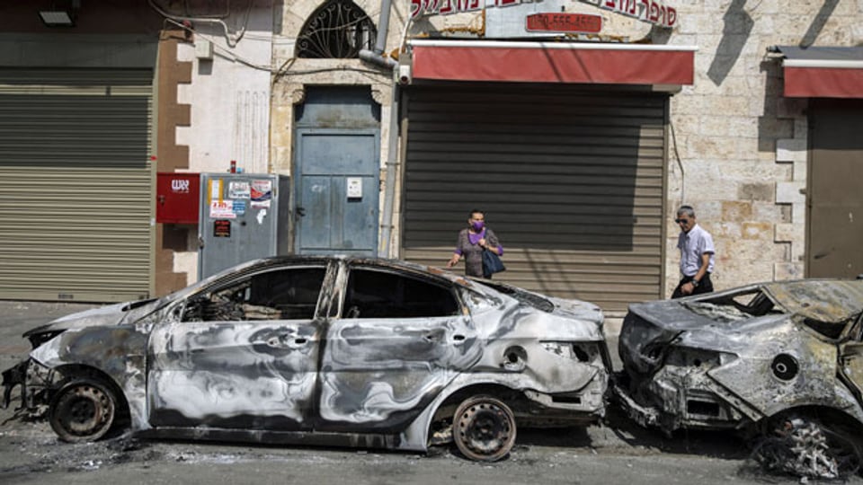 Ausgebrannte Autos nach einer Nacht der Gewalt in der arabisch-jüdischen Stadt Lod in Zentralisrael.