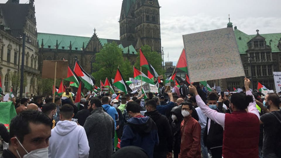 In Bremen demonstrierten am 13. Mai 2021 rund 1500 Menschen mit Sprechchören und Palästina-Flaggen gegen Israels Politik.