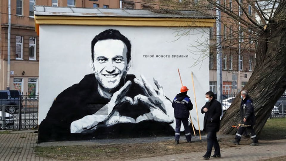 St. Petersburg: Ein Wandbild mit dem Portrait des den inhaftierten russischen Oppositionspolitiker Alexej Nawalnys wird übermalt.